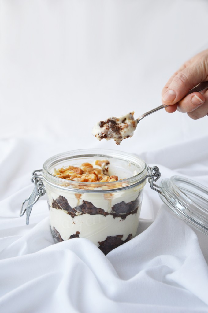 Cheesecake in a Jar with chocolate and macadamia