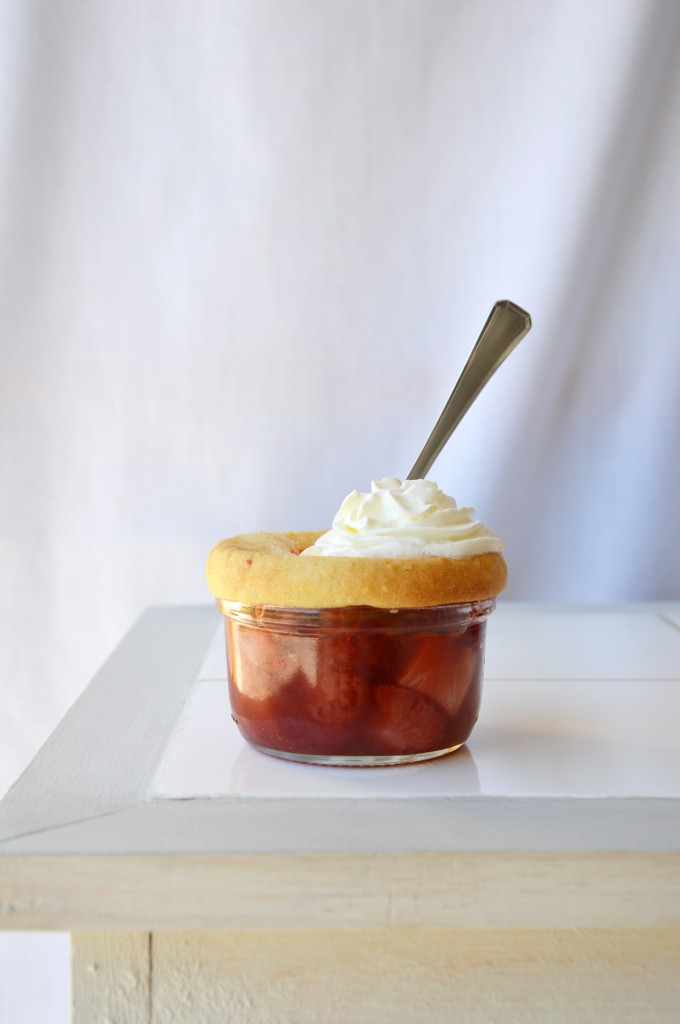 Strawberry - rhubarb pot with cream