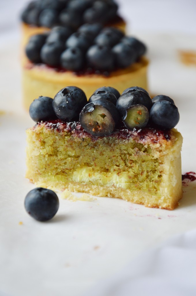 Tartelettes pistache-myrtilles au coeur chocolat blanc