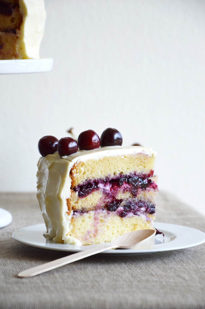 Plus une miette dans l'assiette X Lily's Kitchen Book - Layer Cake myrtille - cerise