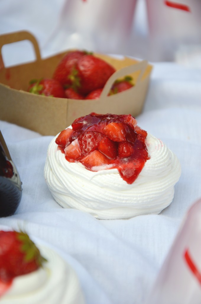 Mini Pavlova citron et confiture fraise - mure - champagne rosé G.H. Mumm par Plus une miette dans l'assiette