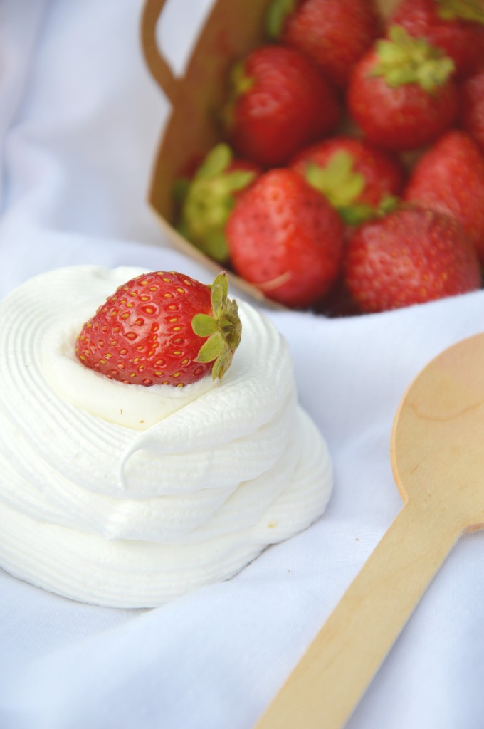 Pavlova citron - confiture fraise-mûre-champagne rosé G.H. Mumm par Plus une miette dans l'assiette