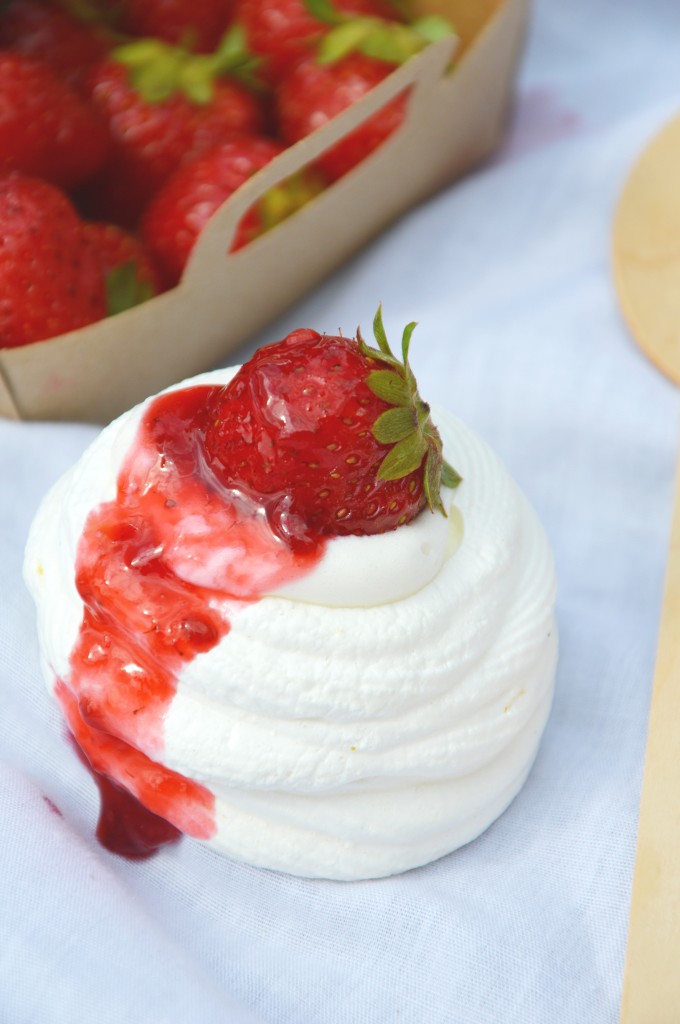 Mini Pavlova citron et confiture fraise - mure - champagne rosé G.H. Mumm _ Plus une miette dans l'assiette