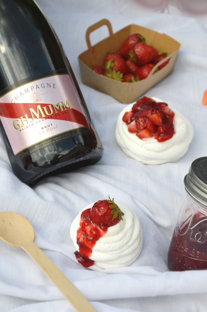 Mini Pavlova citron et confiture fraise - mure - champagne rosé G.H. Mumm by Plus une miette dans l'assiette