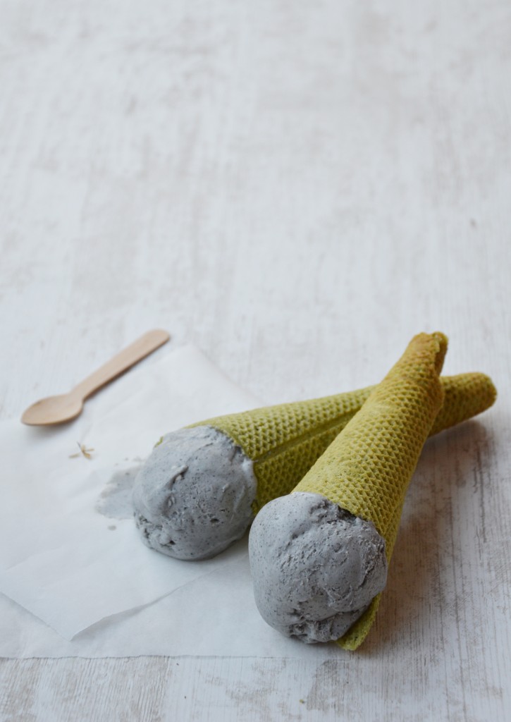 Glace mascarpone - sésame noir // Cônes au thé matcha par Plus une miette dans l'assiette