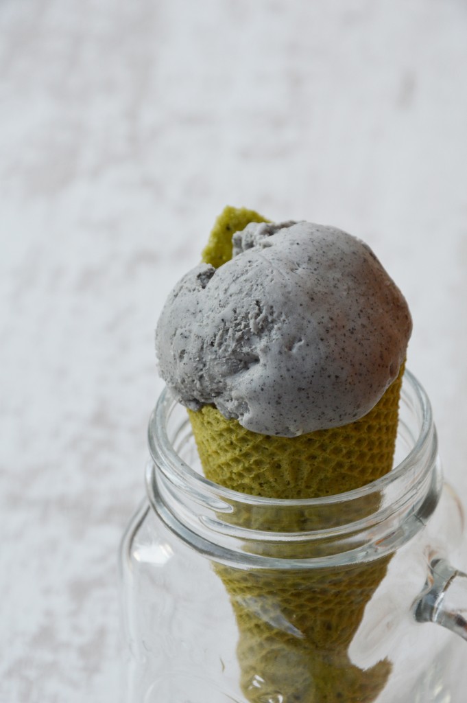 Glace mascarpone - sésame noir accompagné de cône au thé matcha par Plus une miette dans l'assiette