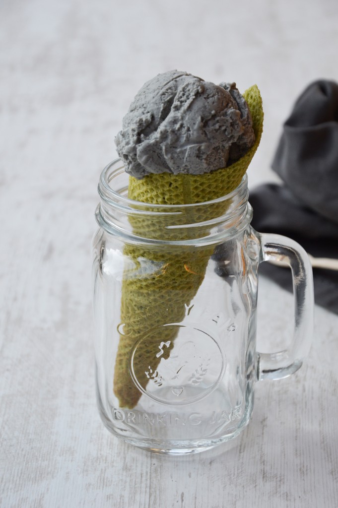 Glace mascarpone - sésame noir et cône au thé matcha par Plus une miette dans l'assiette