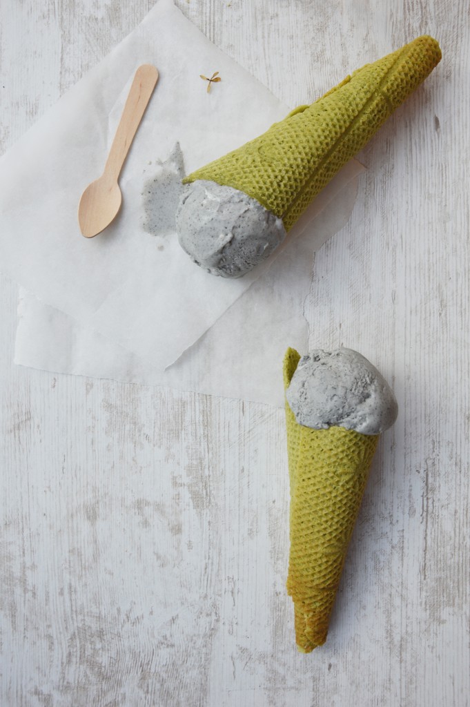 Glace mascarpone - sésame noir et cornets au thé matcha par Plus une miette dans l'assiette