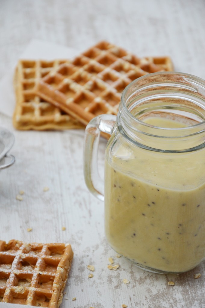 Smoothie banane-pomme-kiwi et gaufre sans beurre à l'avoine - Plus une miette dans l'assiette