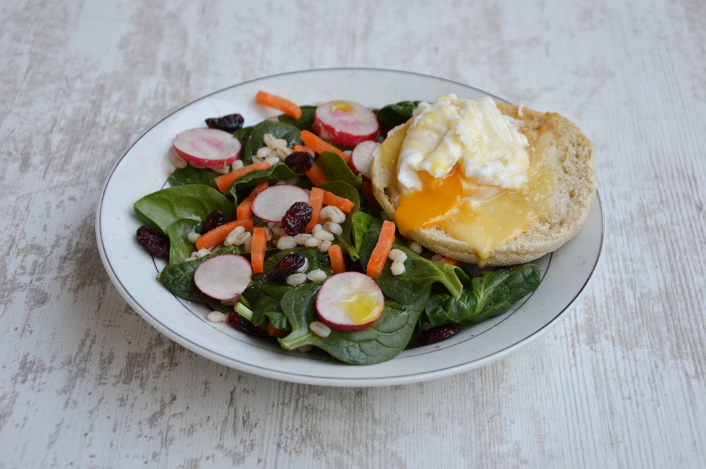 Brunch coloré - Salade et oeuf bénédicte - Plus une miette dans l'assiette