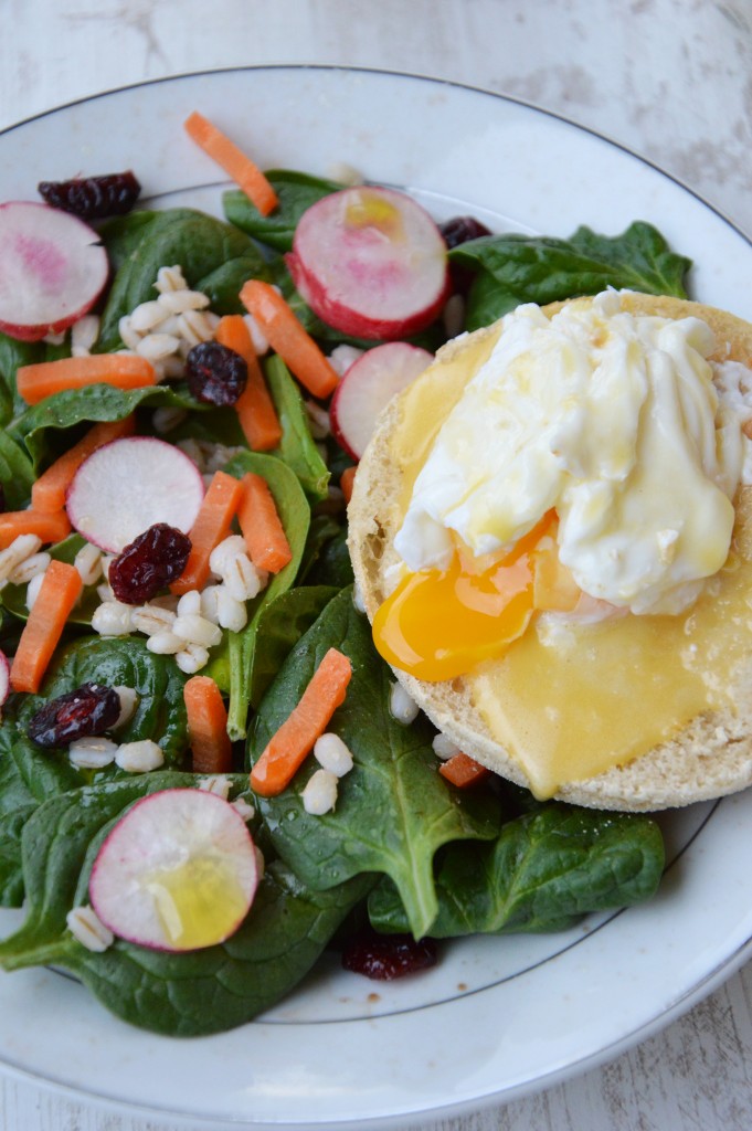 Brunch coloré - Salade et oeuf bénédicte - Plus une miette