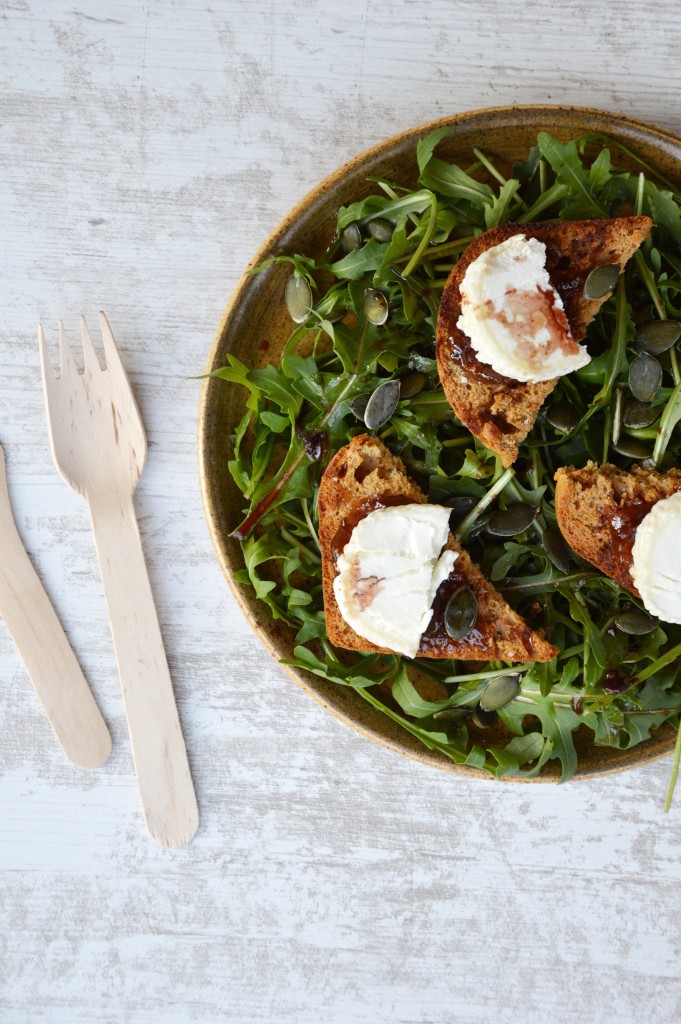 Salade roquette-pain d'épice-chevre-confiture figue melon-graines de courge / Plus une miette