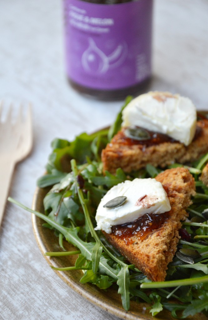 Salade roquette-pain d'épice-chevre-confiture figue melon-graines de courge / Plus une miette dans l'assiette