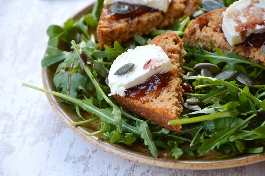 Salade roquette-pain d'épice-chevre-confiture figue melon-graines de courge - Plus une miette