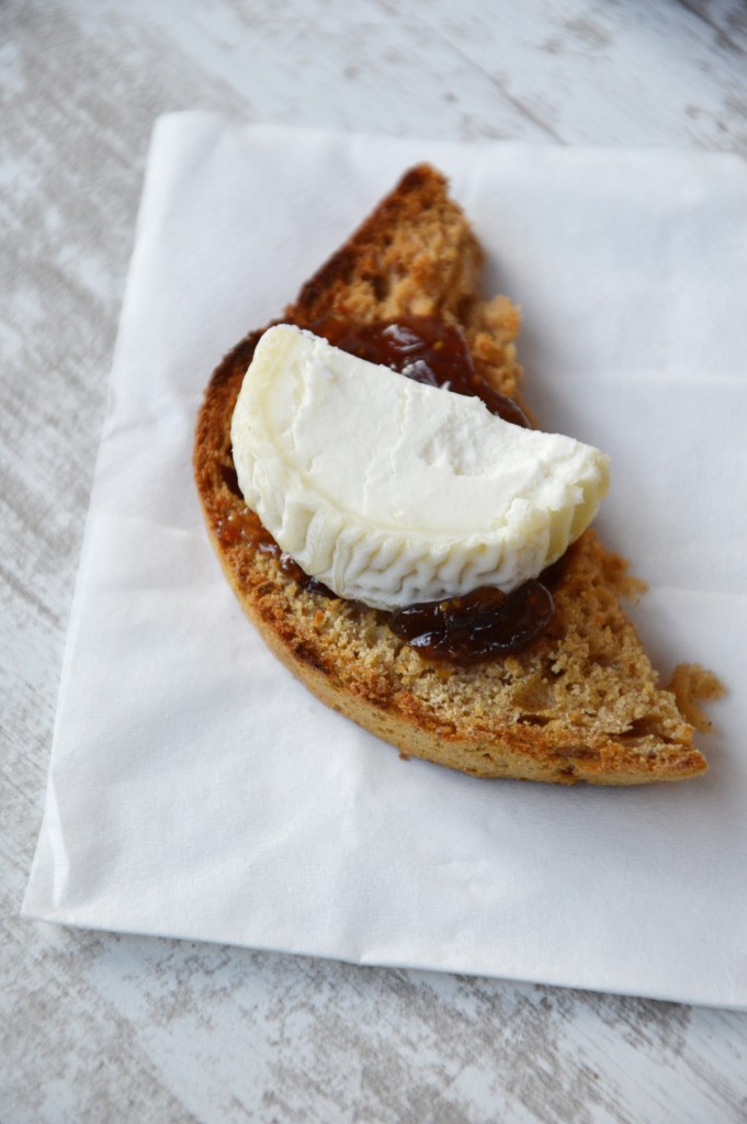 Pain d'épice-chevre-confiture figue melon / Plus une miette dans l'assiette