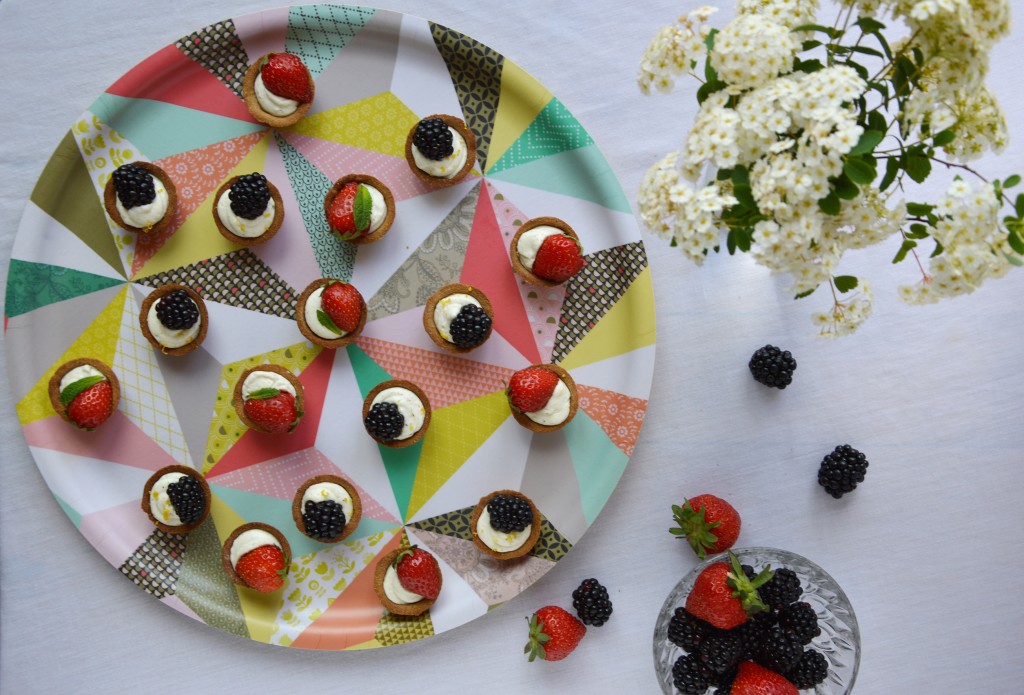 Tartelette mures - fraises par Plus une miette dans l'assiette