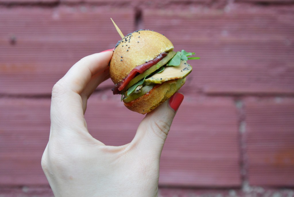 Mini burger foie gras, magret de canard fumé, poire, roquette et ketchup - Plus une miette