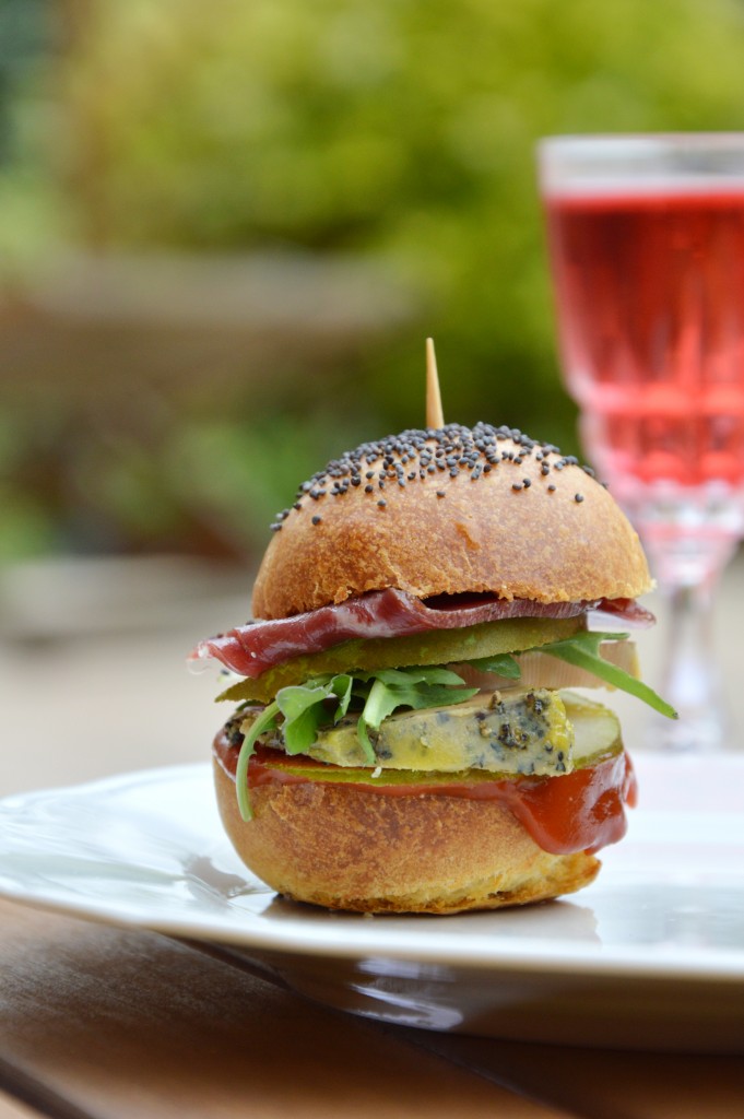 Mini burger foie gras, magret de canard fumé, poire, roquette et ketchup - Plus une miette dans l'assiette