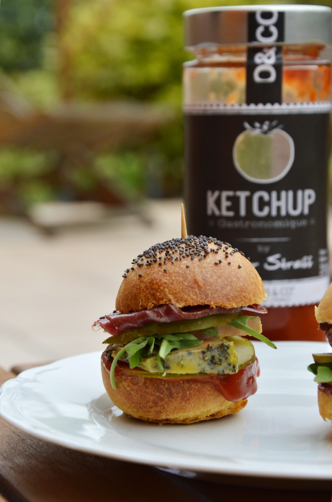 Mini burger foie gras, magret de canard fumé, poire, roquette et ketchup par Plus une miette dans l'assiette