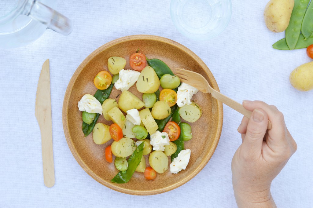 Salade pomme de terre Délicatesse, pois gourmands, fèves, tomates cerise - burrata - Plus une miette dans l'assiette