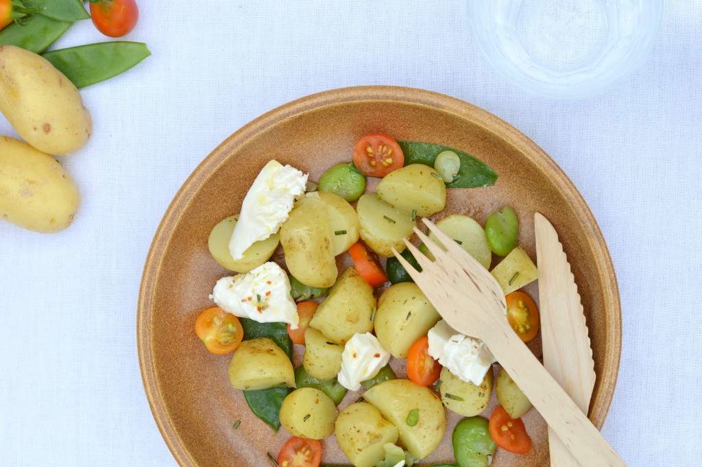 Salade pomme de terre Délicatesse, pois gourmands, fèves, tomates cerise et burrata - Plus une miette