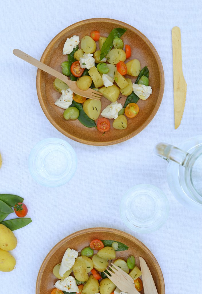 Salade pomme de terre Délicatesse, pois gourmands, fèves, tomates cerise et burrata par Plus une miette dans l'assiette