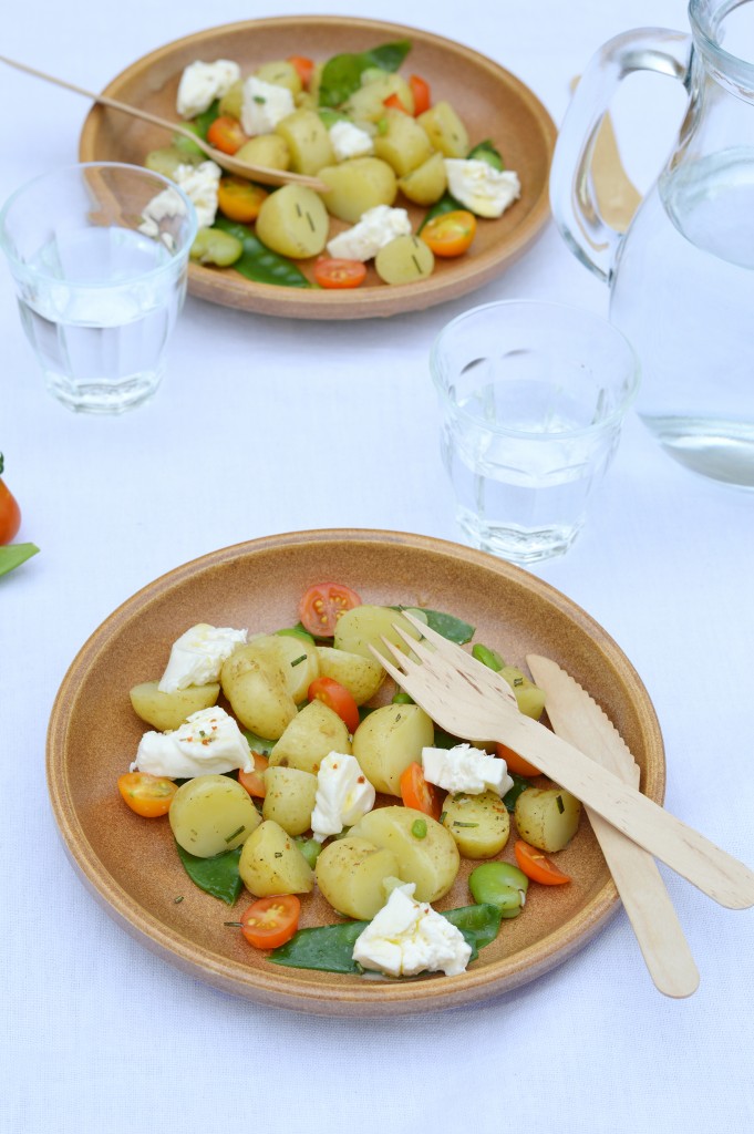 Salade pomme de terre Délicatesse, pois gourmands, fèves, tomates cerise et burrata par Plus une miette