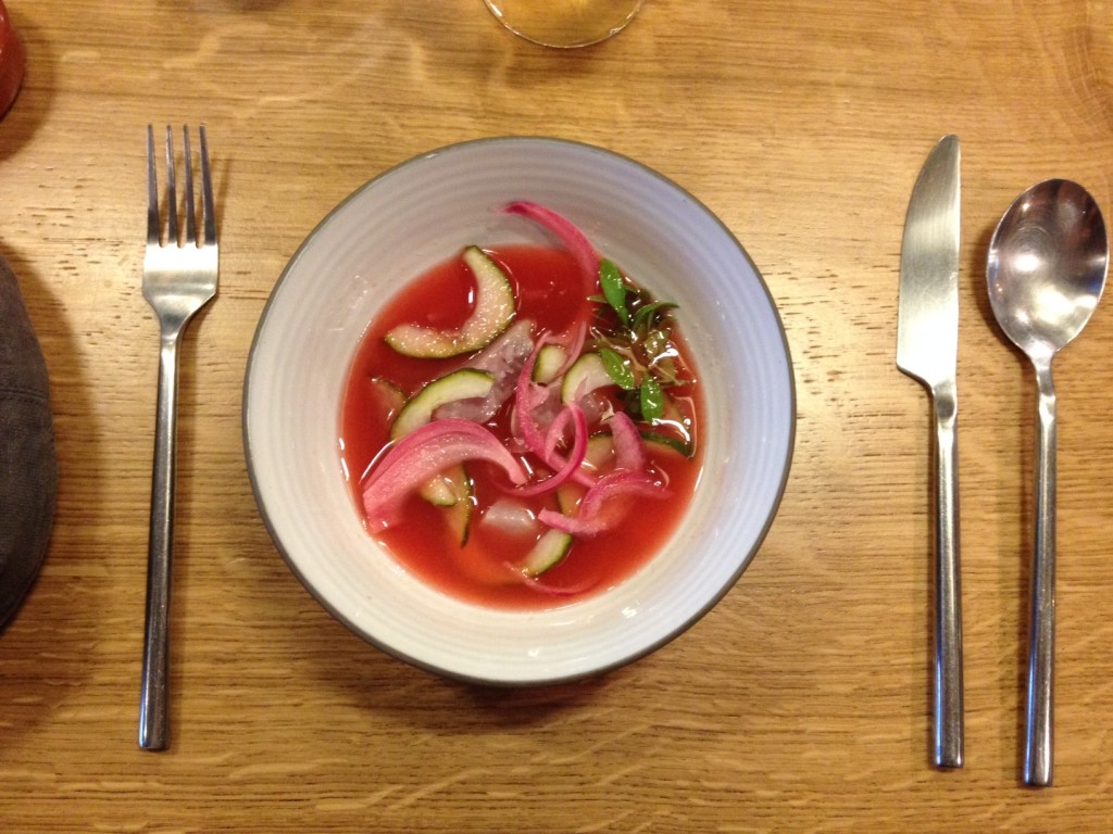 Ceviche de thon à la pastèque, oriandre, concombre et pickles d'oignon rouge - Maguey