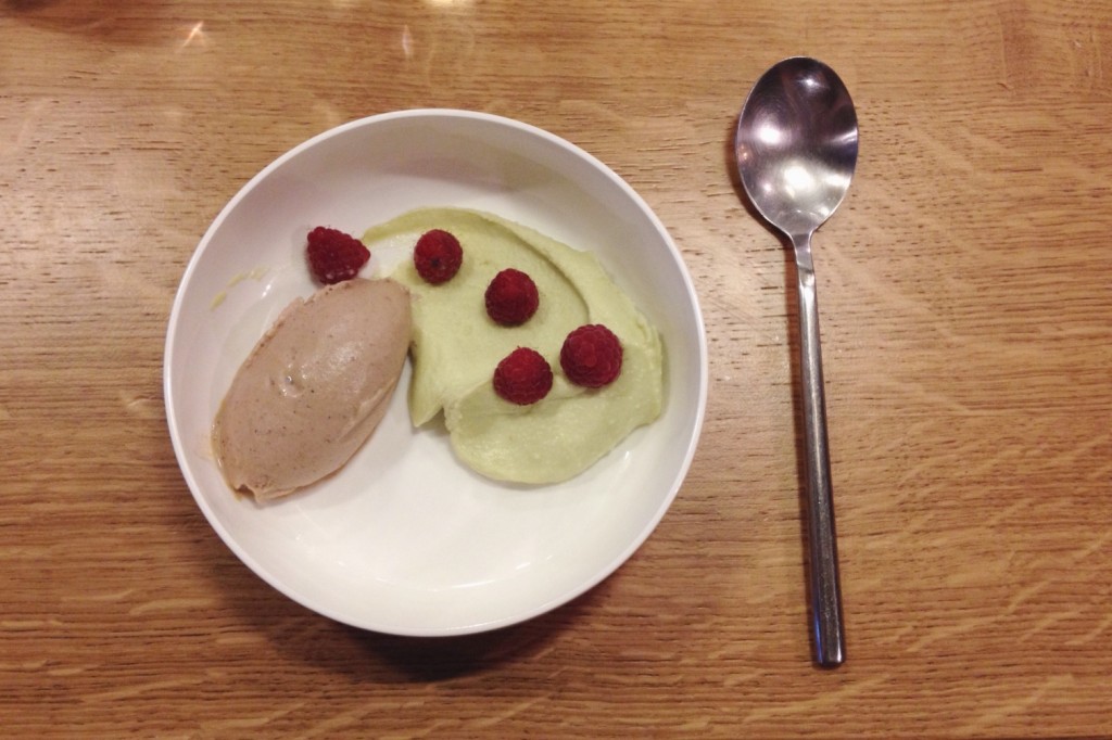 Glace au shiso, ganache chocolat blanc avocat et framboise - Maguey