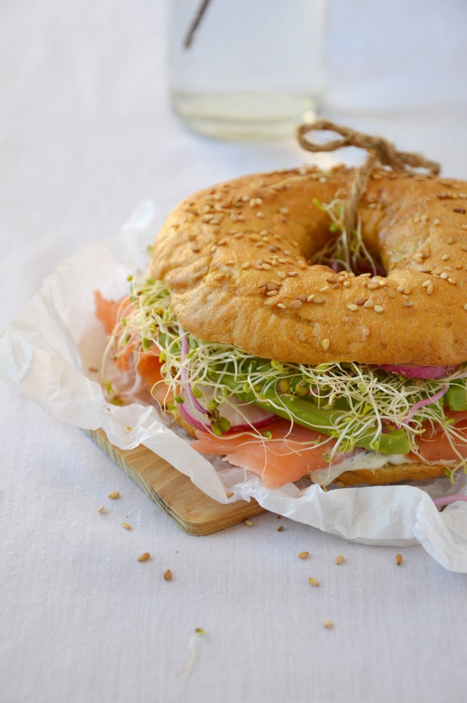 Bagel saumon, aneth, avocat, radis, graines germées / Plus une miette