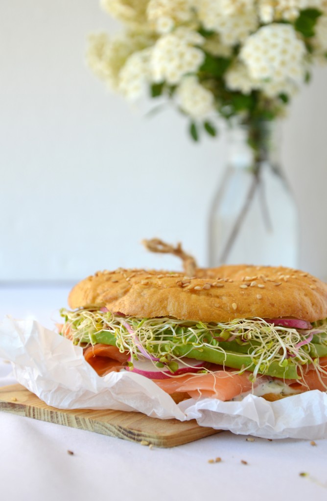 Bagel saumon, aneth, avocat, radis et graines germées / Plus une miette