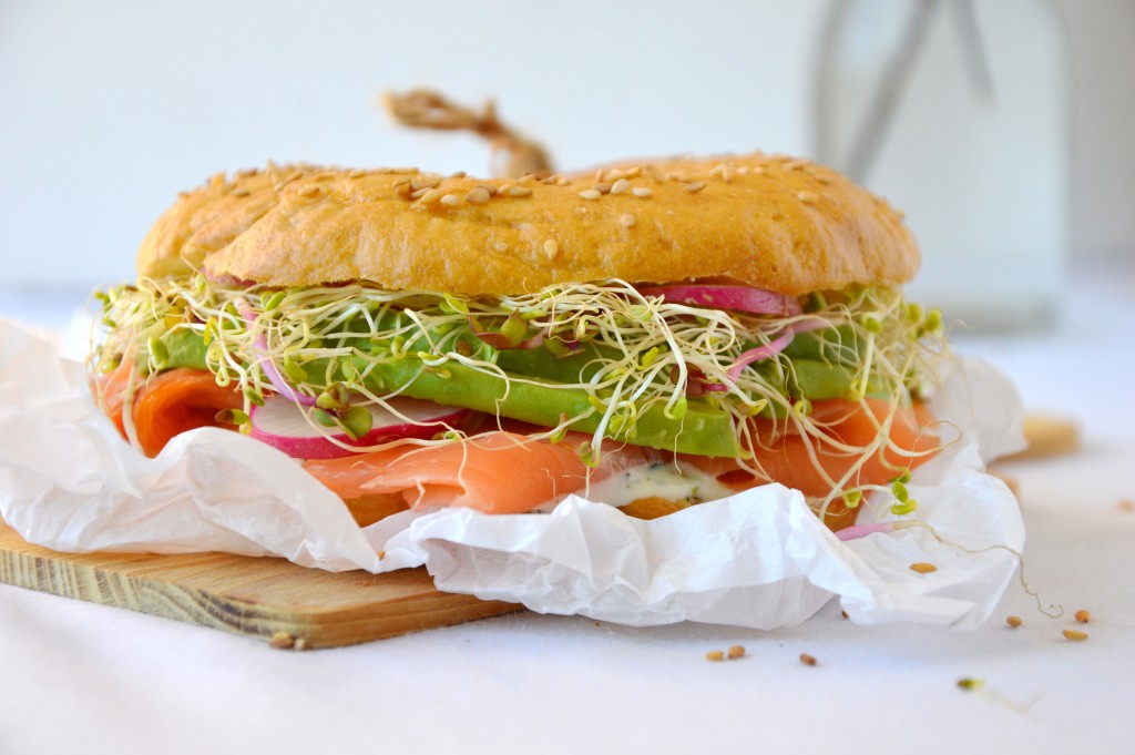 Bagel saumon, aneth, avocat, radis et graines germées / Plus une miette dans l'assiette