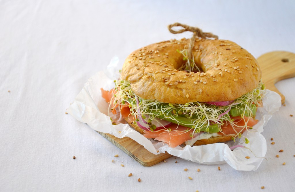 Bagel saumon, aneth, avocat, radis et graines germées - Plus une miette