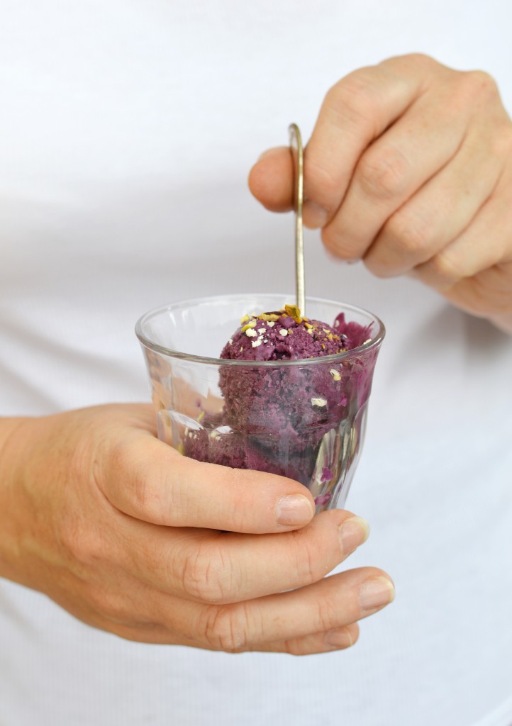 Glace myrtille - choc blanc - pistache - Plus une miette dans l'assiette