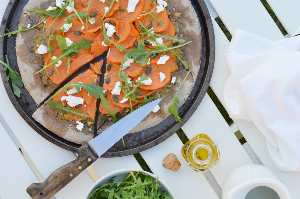 PIzza maison patate douce - oignons confits au sirop d'érable - chèvre - graines de courge - roquette Plus une miette dans l'assiette