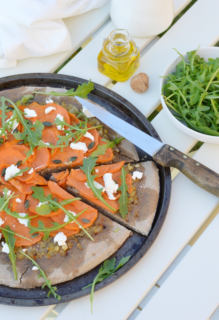 PIzza maison au sarrasin - patate douce - oignons confits au sirop d'érable - chèvre - graines de courge - roquette Plus une miette dans l'assiette