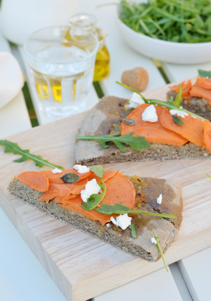 PIzza maison patate douce - oignons confits au sirop d'érable - chèvre - graines de courge - roquettepar Plus une miette dans l'assiette