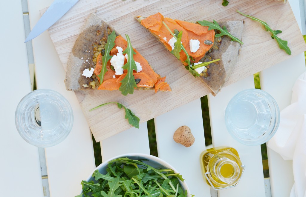 PIzza maison au sarrasin - patate douce - oignons confits au sirop d'érable - chèvre - graines de courge - roquette Plus une miette