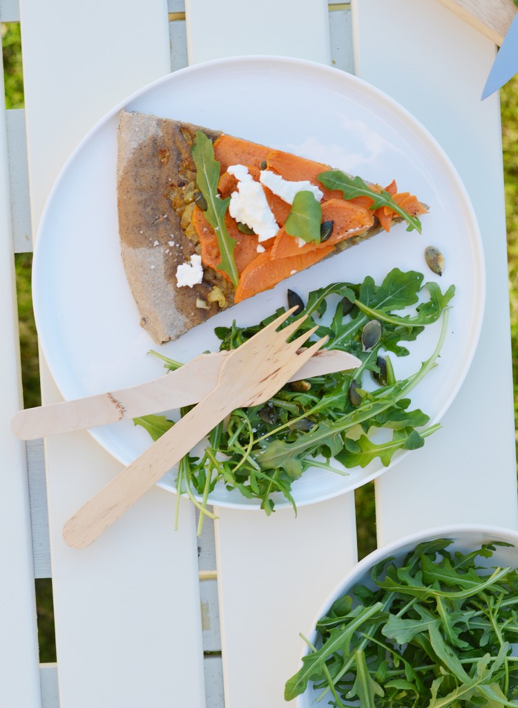 PIzza maison patate douce - oignons confits au sirop d'érable - chèvre - graines de courge - roquette par Plus une miette