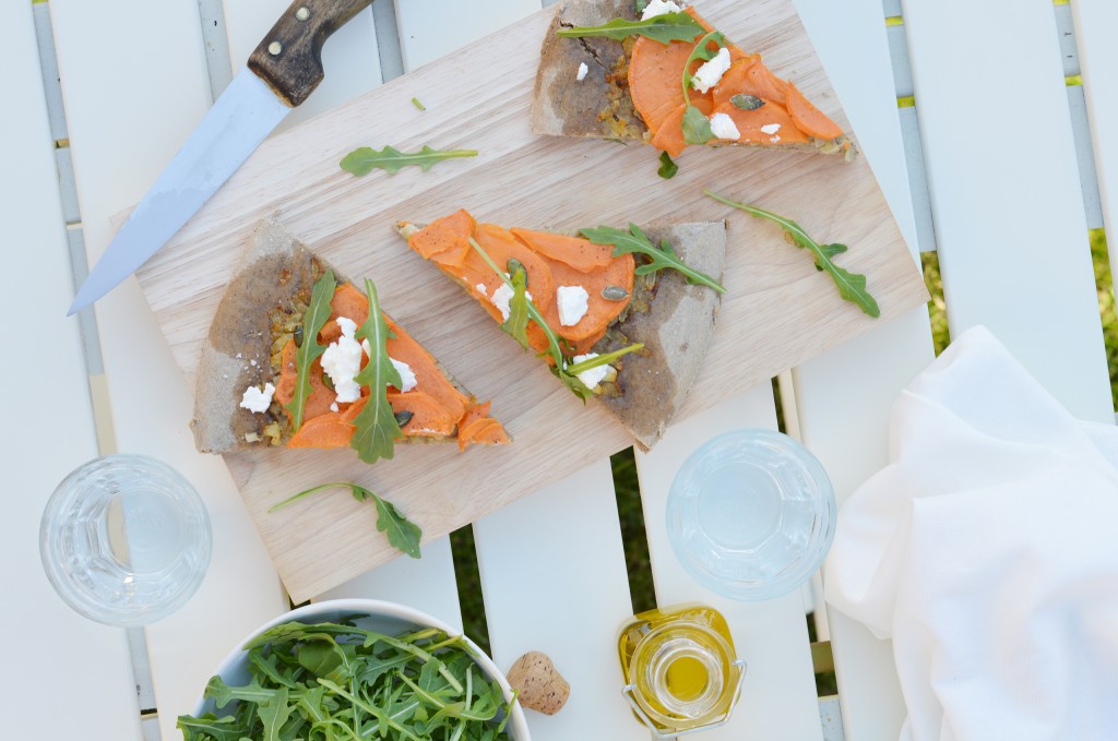 PIzza maison patate douce - oignons confits au sirop d'érable - chèvre - graines de courge - roquette Plus une miette