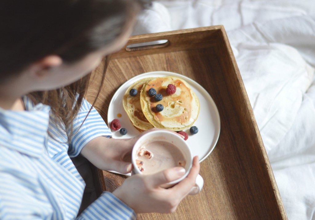 PlusunemietteXBoohoo pancakes and hot chocolate