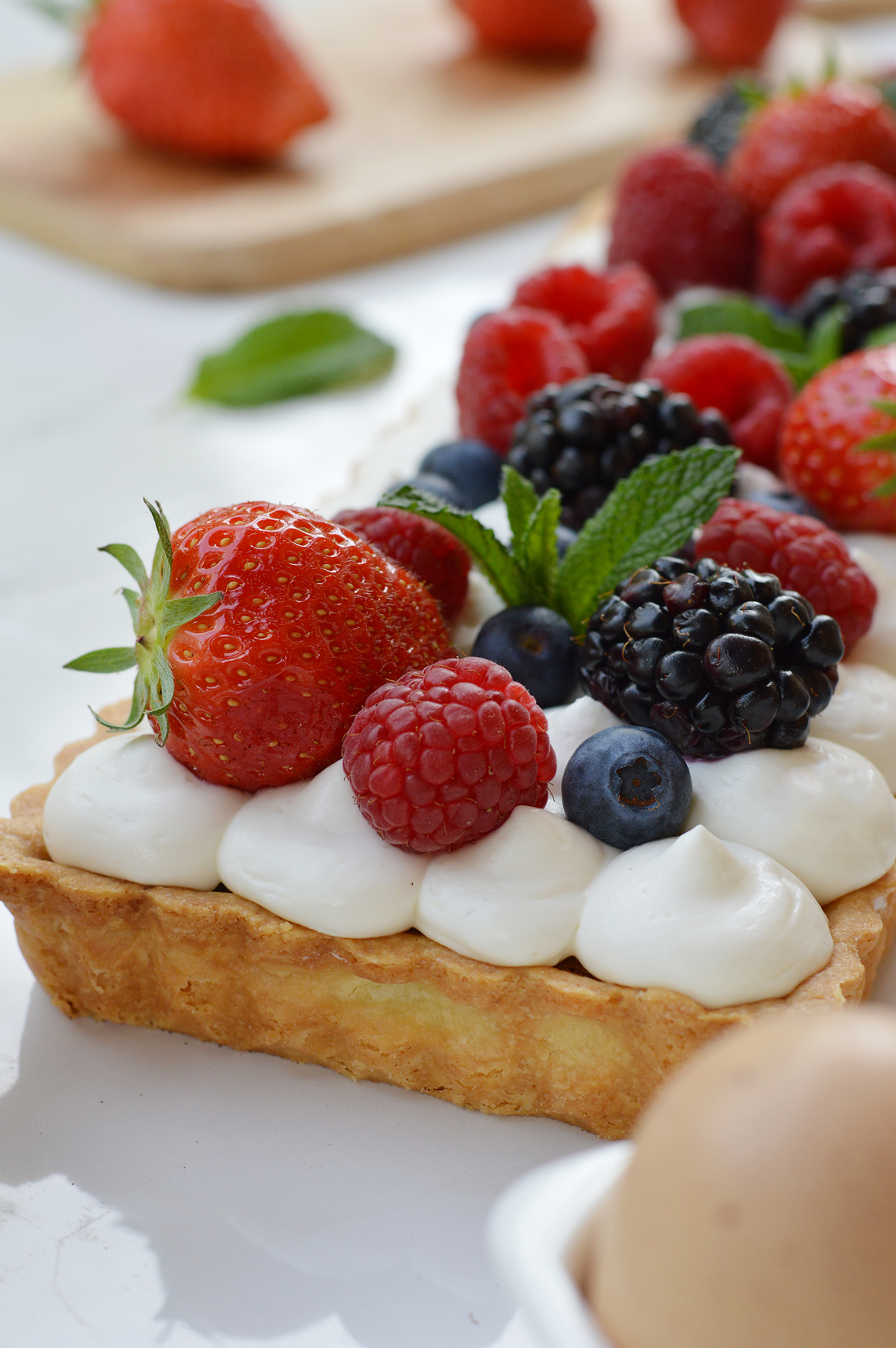 Tarte pistache fruits rouges par Plus une miette dans l'assiette