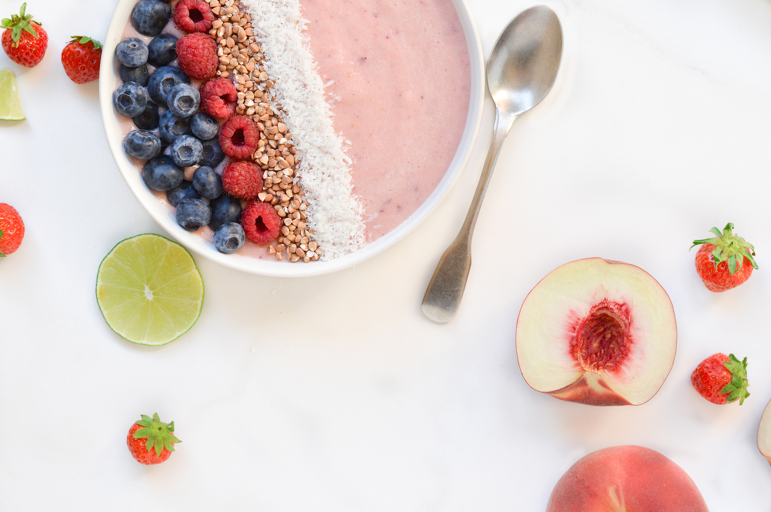 Smoothie bowl ananas - pêche - fraise - Plus une miette