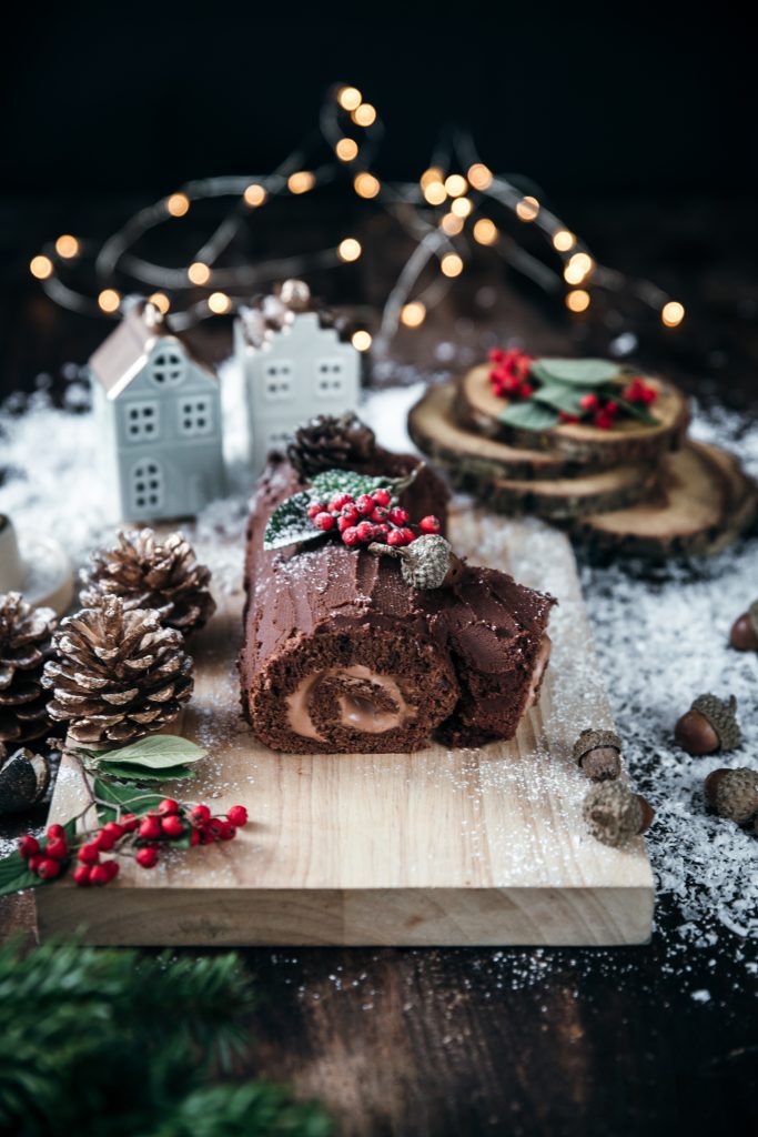 Décor buche Père Noël a cote de la cheminee - décor sucre